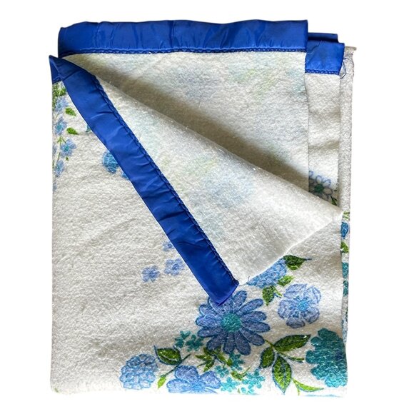 Vintage Satin Lined White Blanket Blue Floral 76x82 Canada Acrylic/Poly Cabin - Picture 3 of 5
